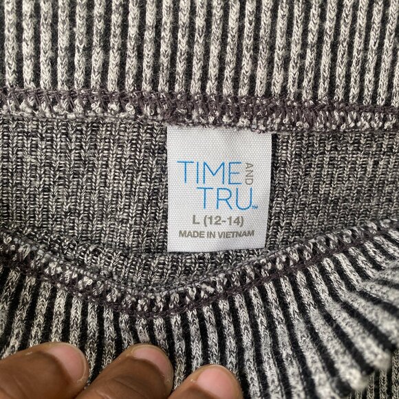Time and Tru | Gray Knit Skirt - Matching Set Available - Picture 4 of 6